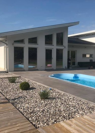 Solfilm på vitt hus med pool